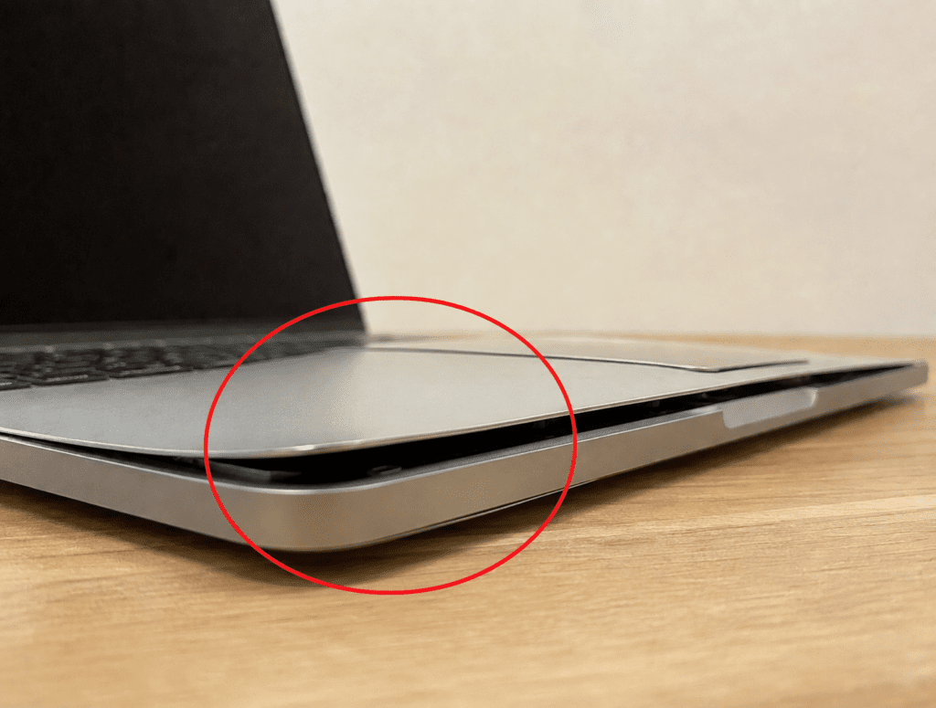 Aufgeblähter MacBook Akku verursacht Gehäuseverformung