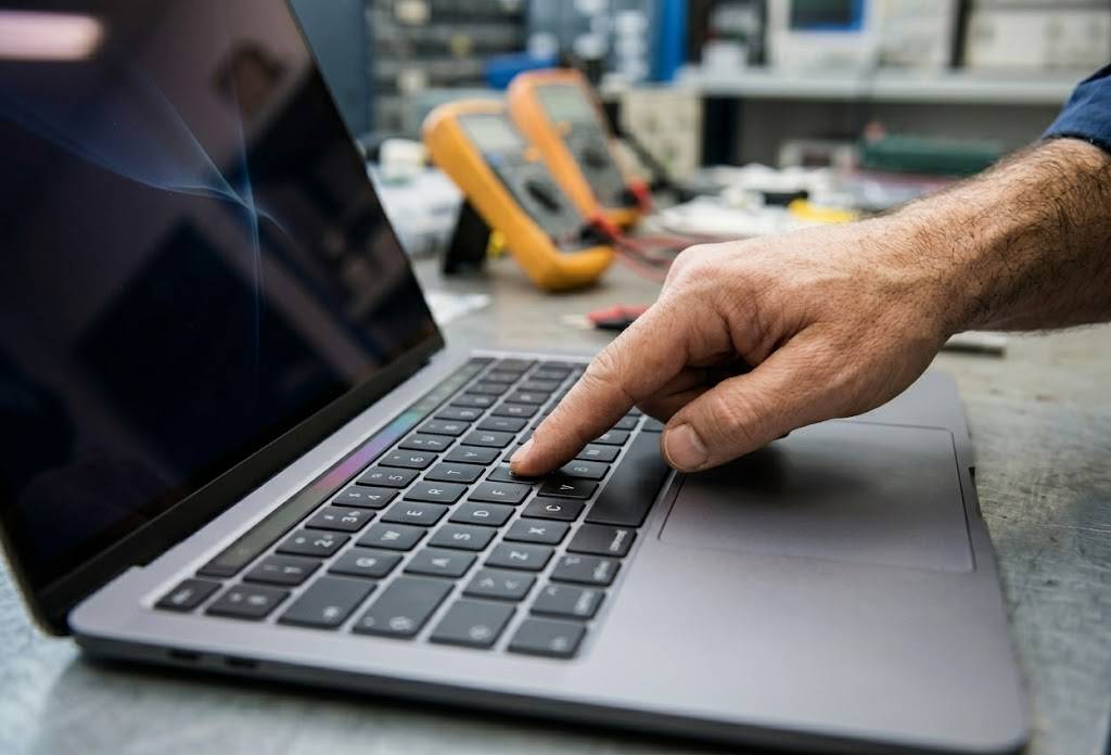 Funktionsprüfung einer reparierten MacBook Tastatur in Wien