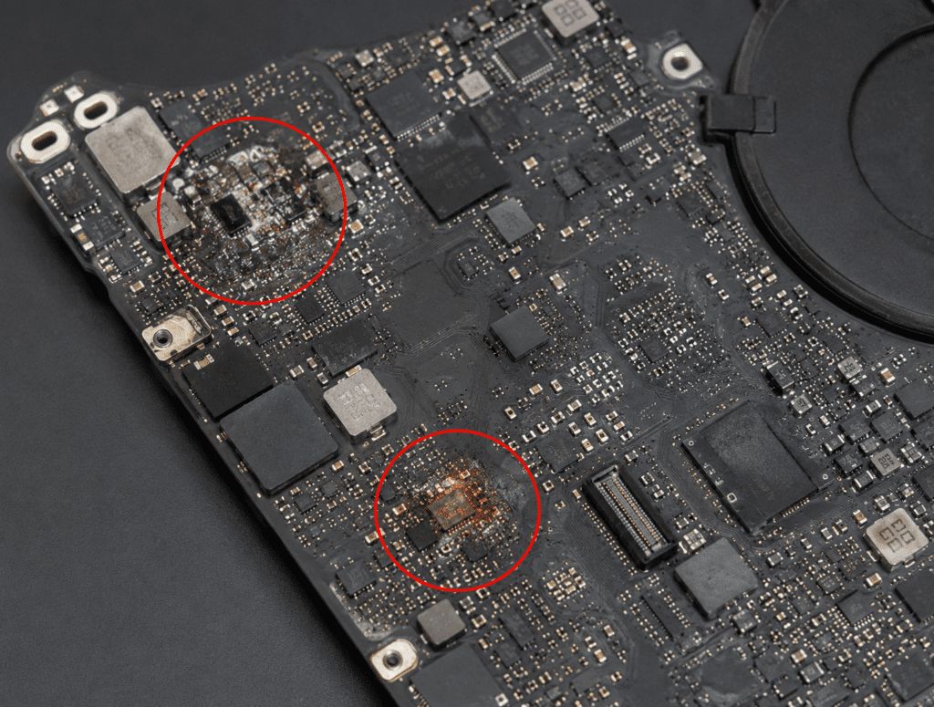 MacBook Logicboard mit sichtbaren Schäden und Korrosion